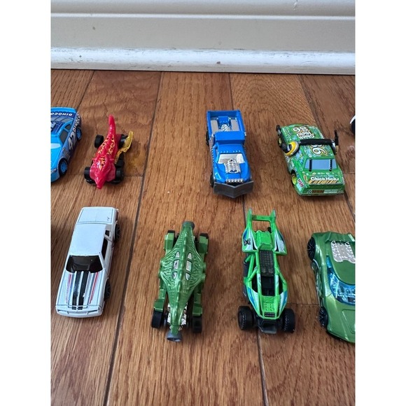 Lot of 26 Toy Cars Hot Wheels Matchbox and More Diecast Vehicles - Picture 7 of 11